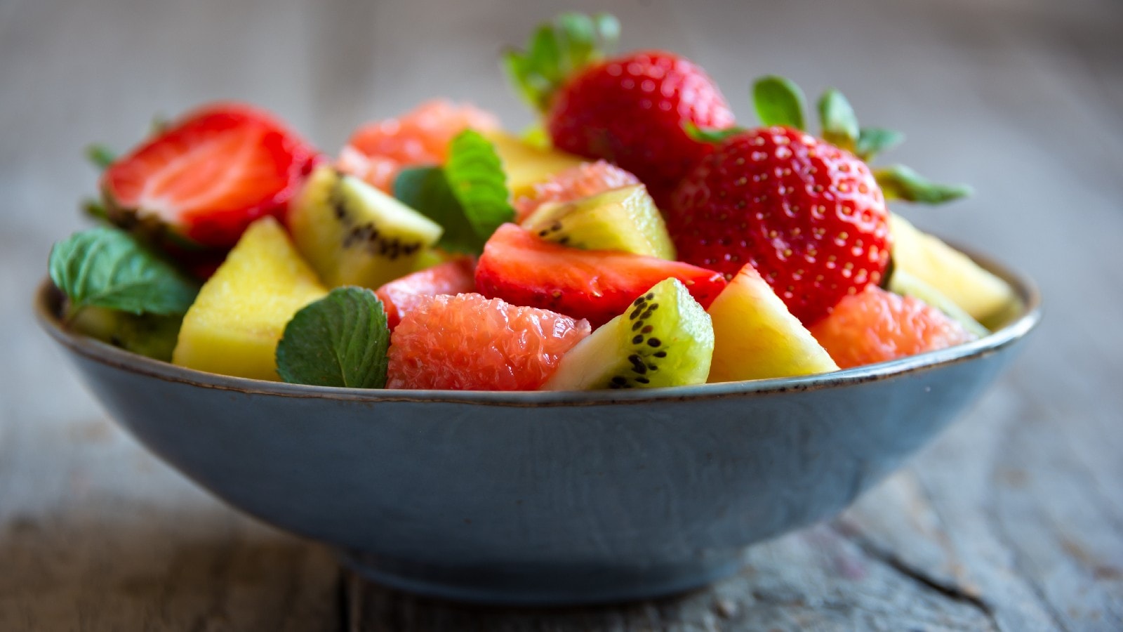 Salad with peaches